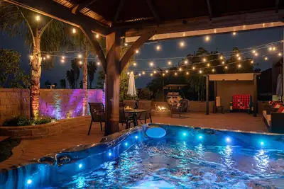 Image de Spacious Home 7mi to Beach, King Bed, Spa, Firepit, Games, Perfect for Groups
