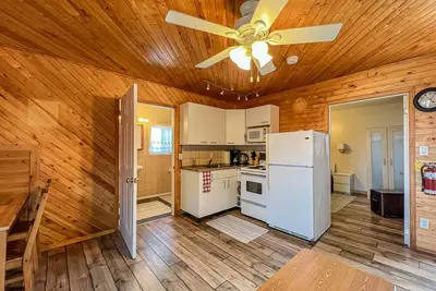 Image de Ahmic Lake Resort's 1-Bedroom Cottage w/ hot tub (Loon Cottage)