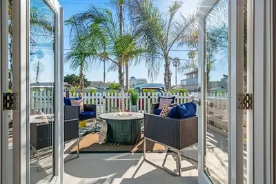 Image de \"Sand Bar\" House! King Bed 100 Steps to Ocean!