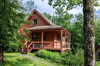 Image de Fog Hill Cabin is a peaceful retreat set in a forest landscape. Stargazing Bliss