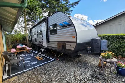 Image de Rv Glamping in the Heart of Downtown Eatonville with a Mountain View
