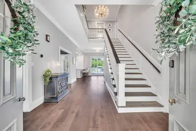 Image de Luxury lakefront living w/ dock, pub, game rm