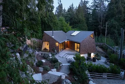 Image de Architect designed rustic modernist home 5 min walk to beach and cafe