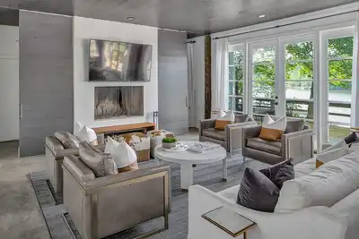 Image de Designer Luxury on Smith Lake/Pool/5br/3br/Steps to Water!
