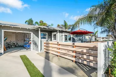 Image de \"Shore Break\" House. . . Where Turf Meets Surf!