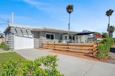 Image de \"Point Break! House 2-King Beds, 1-Block to Beach!