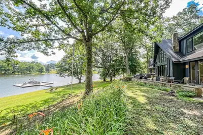 Image de Stunningly Beautiful Lakefront at this Newly Renovated Home!