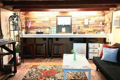 Image de Cozy cottage Style home with She Shed, walk to Coffee Cafe and Park
