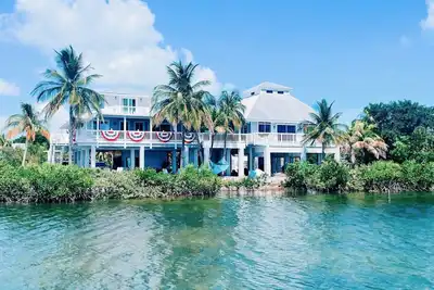 Image de Oceanfront Gated Corner lot Amazing Sunsets. 90” BoatDock & 12 person Swim Spa!