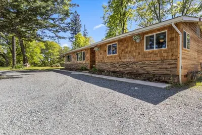 Image de Country home on 2 acres just minutes to town