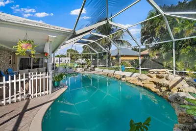 Image de Entire Home ~ Pool ~ 1 Mile From Beach