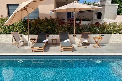 Image de Joli appartement pour 5 personnes avec bain à remous, climatisation, piscine, Wifi, Tv et terrasse