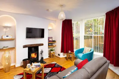 Oak Cottage, pet friendly, with open fire in Bowness-On-Windermere