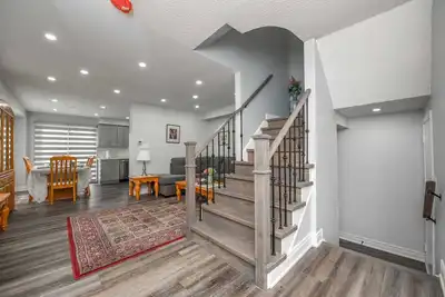 Image de 4 + 1 bedrooms 4 baths Entire Home in Mississauga