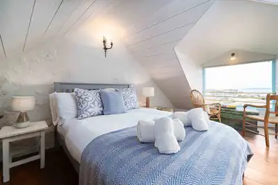 Image de Secret Cottage – Sleeps 6 – Central Location – Sea Views – Garden