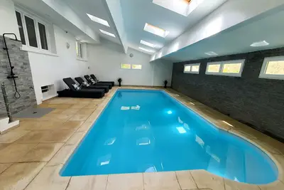 Image de Grande Villa Piscine intérieure proche Paris sans Vis-à-vis Gite Maison Auxerre