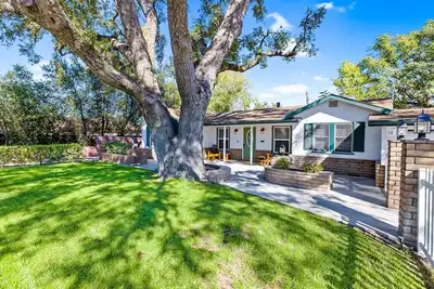 Image de Downtown home w/private hot tub, pool table, gas grill, W/D, Ac