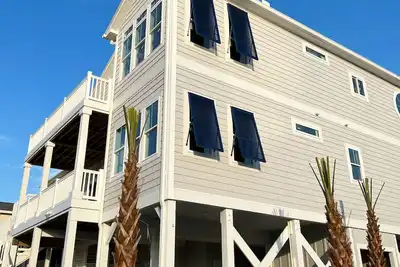 Image de Brand New Canal Front Home on Beach Access road - Pool & Elevator!