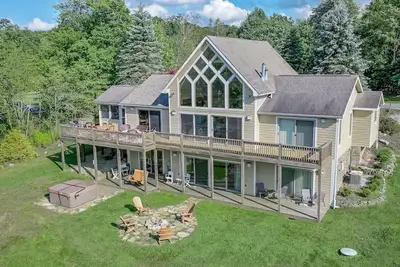Image de Wolfpack Retreat | Dog Friendly, Lake, Hot Tub!