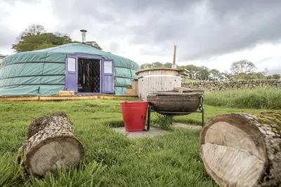 Image de Kestrel Yurt sleeps up to 6 guests with hot tub and views across Wether Fell