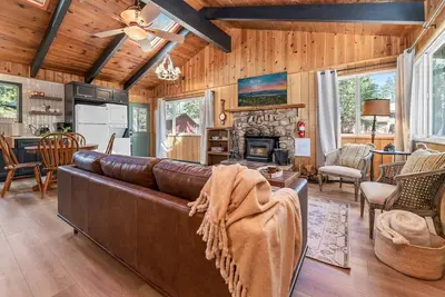 Image de The Oasis Chalet - Walk to Lake & Village, Fireplace, Barbecue