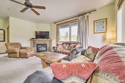 Image de 2 Mi to Donner Lake: Walkable Truckee Condo!