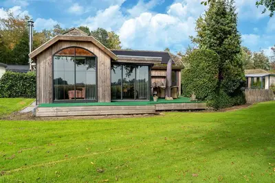 Image de Chalet près des voies navigables ouvertes