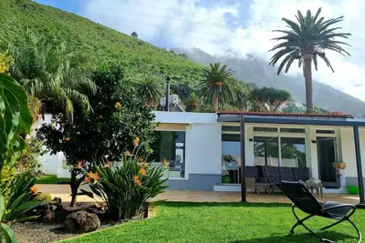 Image de Vacation home with sea view, tropical garden and pool