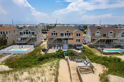 Image de Barefootin'- Oceanfront, private pool, hot tub, pool table, private walkway to the beach!