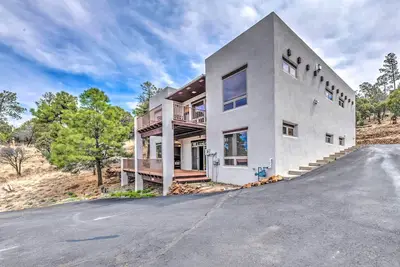 Image de Luxe Ruidoso Home w/ Hot Tub + Mountain Views