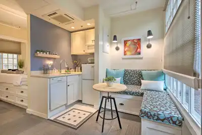 Image de Dashing Dtwn Providence Studio w\/ Smart Tv!