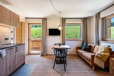 Image de Nouvel appartement Odla avec vue sur les montagnes, jardin, terrasse et Wi-Fi.