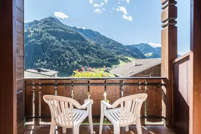 Image de Appartement Prapoz Typ C2 avec vue sur les montagnes, Wi-Fi et balcon.