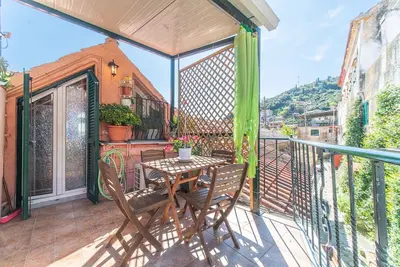Image de \"Irene's Loft\", avec vue sur les montagnes, balcon et Wi-Fi.