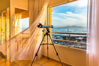 Appartement de vacances 'Ocean Breeze' avec vue sur la mer, balcon et Wi-Fi