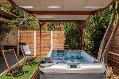 Image de Romantic Apartment with Jacuzzi - 2 minutes from the beach