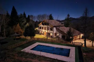 Image de Maison de vacances Can Blau avec vue sur les montagnes, piscine, jardin et Wi-Fi.
