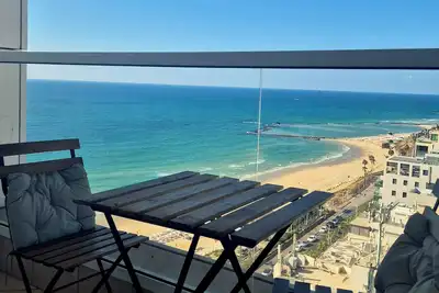 Image de 1107 Luxurious apartment with balcony and sea view.
