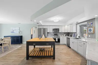 Image de Marina and restaurants within walking distance