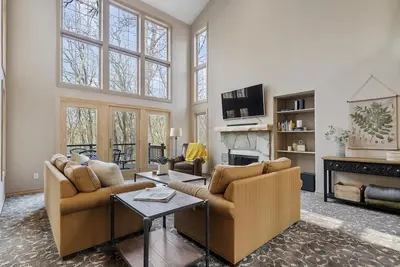 Image de Relaxing Retreat - Close to Downtown Harbor Springs and Ski Resorts!