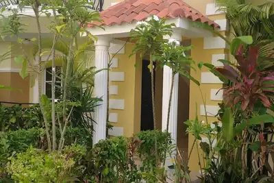 Image de Quiet Artist Condo -Walking distance to beach and restaurants!