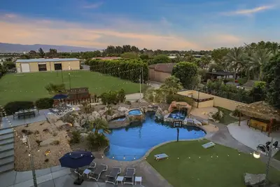 Image de The Bentley Estate: Karaoke, Grotto, Sauna, Putting Green, Bbq!