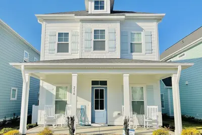 Image de 3 bedroom home in coastal resort community. Amenities ++
