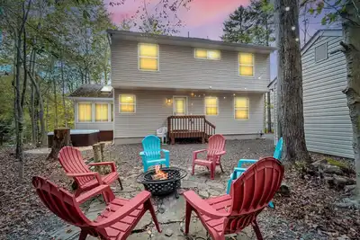 Image de Spacious house, Hot Tub, Firepit, Fireplace, Large deck, Wi-Fi, Bbq, 70\" Tv