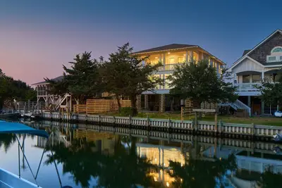 Image de Island House: Dog friendly, 3-stop elevator, screen porch, canalfront, boat dock