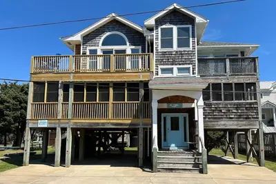Image de Mermaid Manor: Contemporary spacious home, decks and screened porches