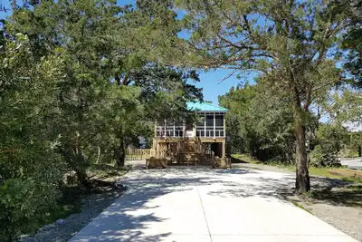 Image de Friendly Grrrl is a modern and spacious pet friendly home located in a quiet, ce