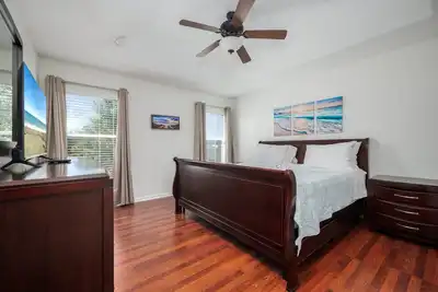 Image de King bed, Water Views, sleeps 8, TVs in every room, public pool.
