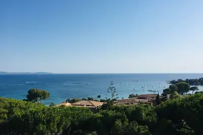 Image de Grand studio avec terrasse, vue sur mer incroyable et plage Ă 3 min