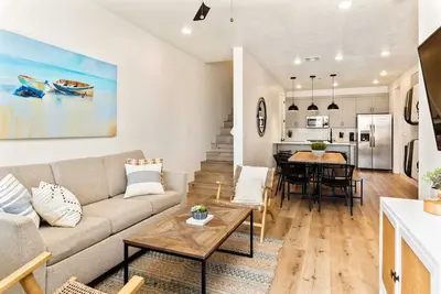 Image de Coconut Beach Bungalow #102: Desert Color Lagoon + Beaches